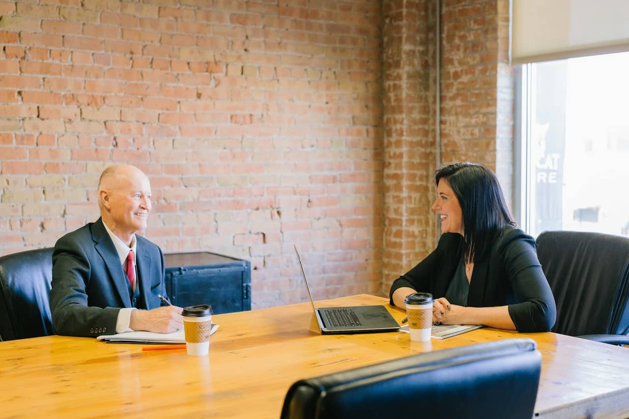Recruiting-Gespraech: zwei Personen im Interview
